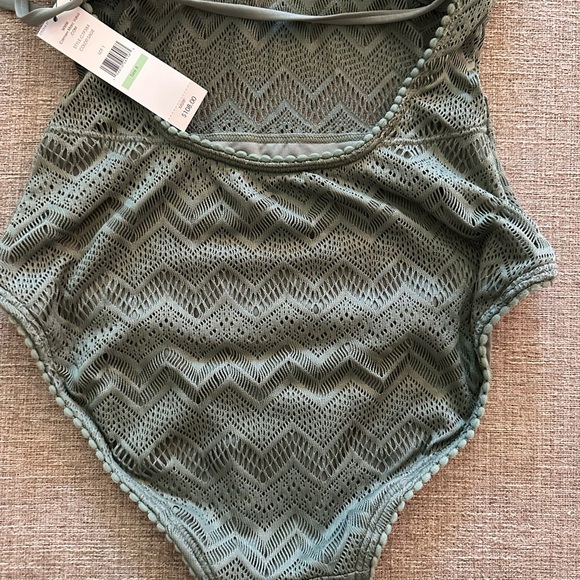 Carmen Marc Valvo Women's Crochet Scoop-Neck One-Piece Swimsuit SAGE GREEN  Sz 8 - Picture 7 of 9